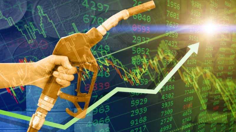 Mano con pompa di benzina e grafico con prezzi